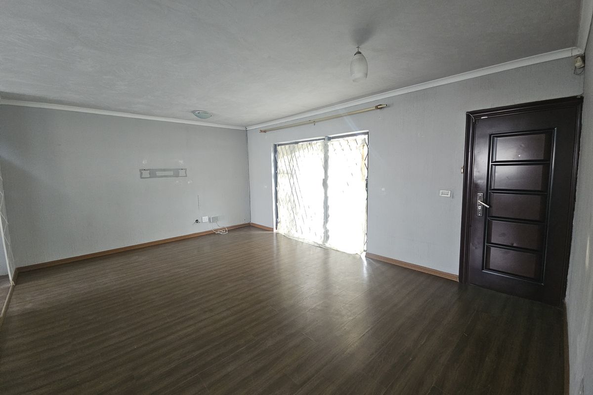Charming 3-Bedroom Family Home with Versatile Living Spaces - Photo 5