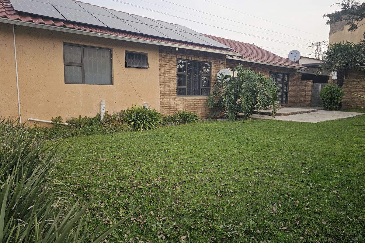 Charming 3-Bedroom Family Home with Versatile Living Spaces - Photo 2