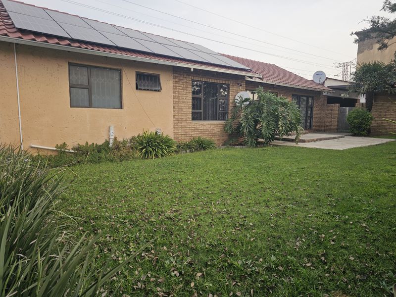 Charming 3-Bedroom Family Home with Versatile Living Spaces - Photo 2