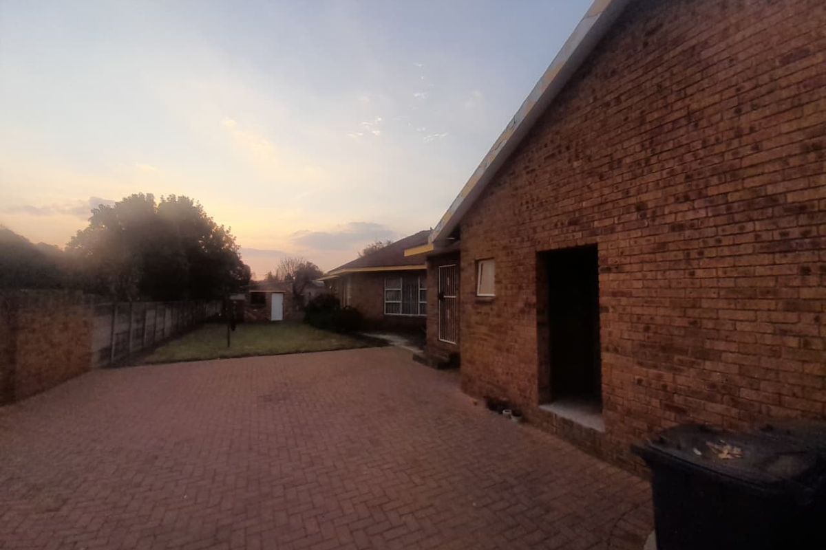 Semi face brick  home for sale - Photo 3