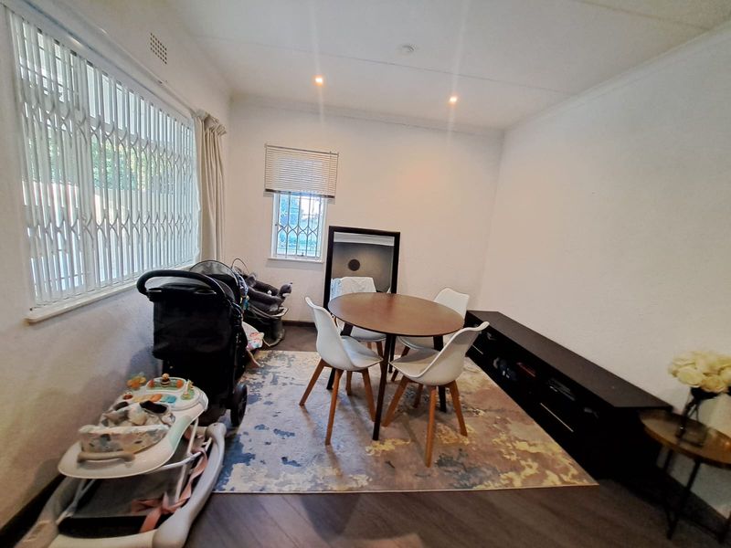 charming 3 bed simplex with back up watertank - Photo 6