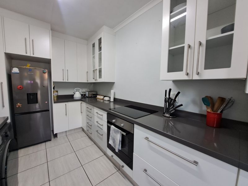 charming 3 bed simplex with back up watertank - Photo 5