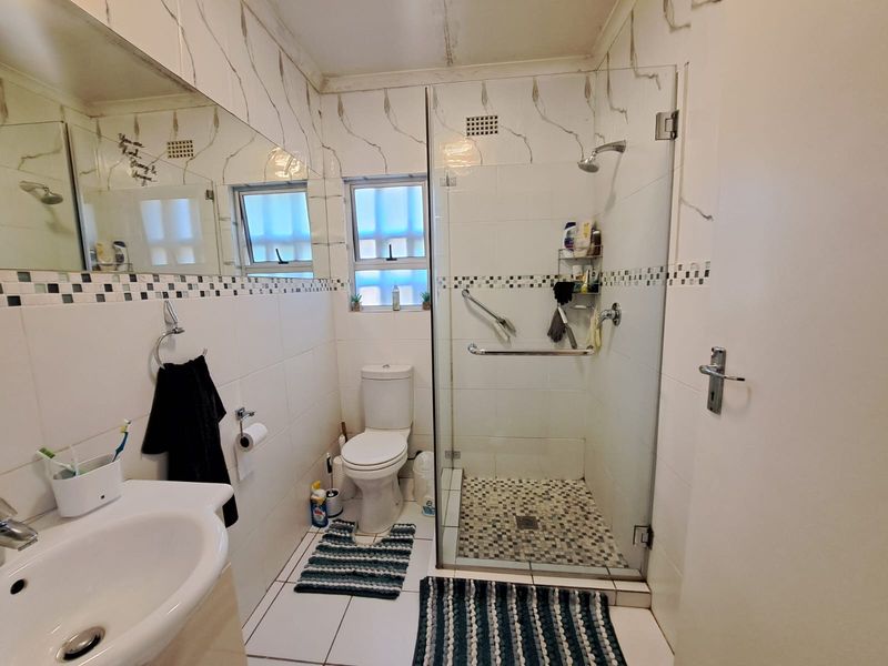charming 3 bed simplex with back up watertank - Photo 7