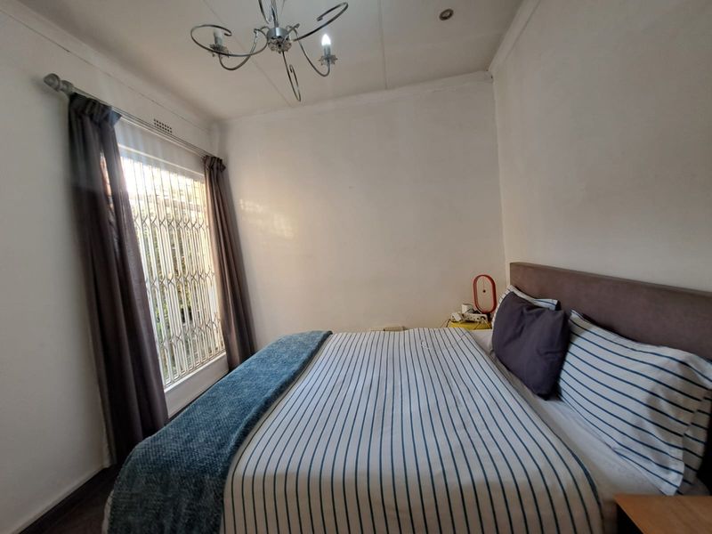 charming 3 bed simplex with back up watertank - Photo 8