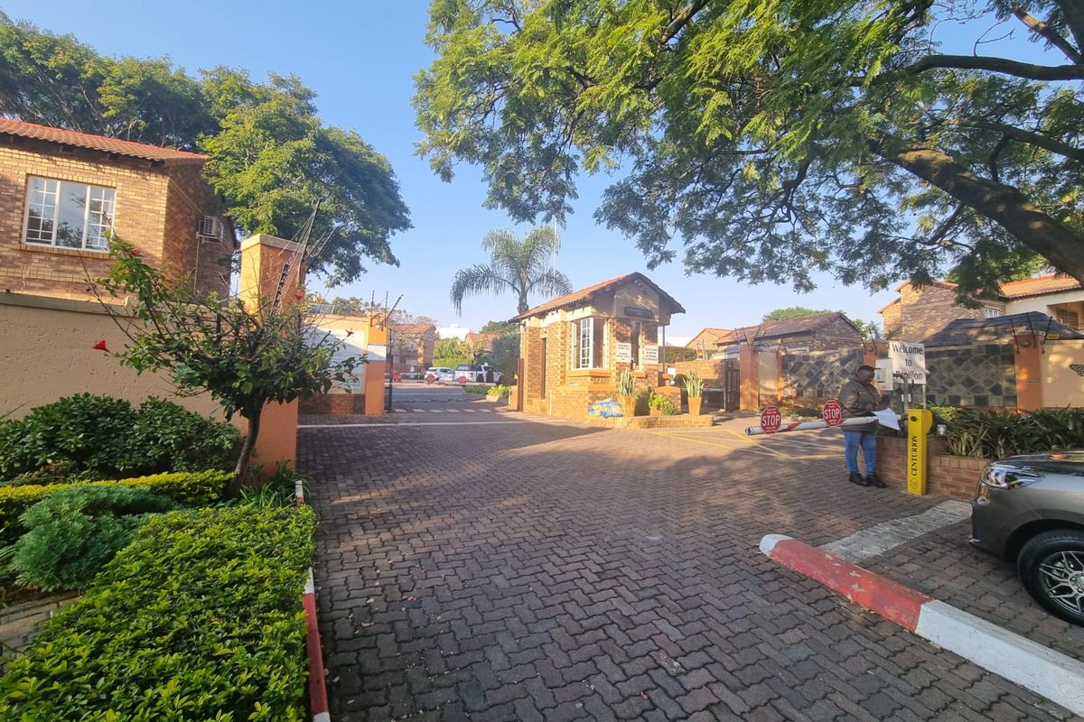 Stunning 3-bedroom sectional title home in Equestria, Pretoria—perfect for modern living! Don't mis - Photo 4