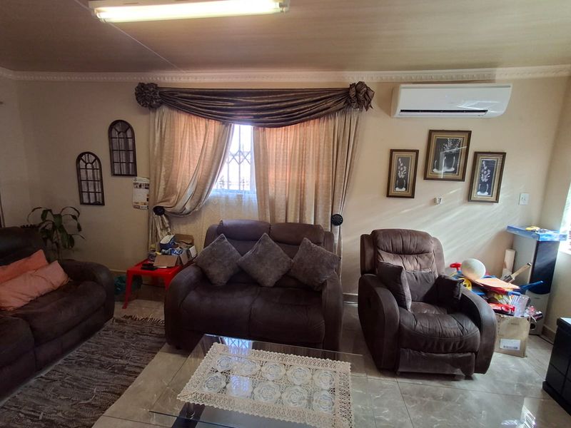 Beautiful, maintained family home for sale in well-established suburb - Photo 4