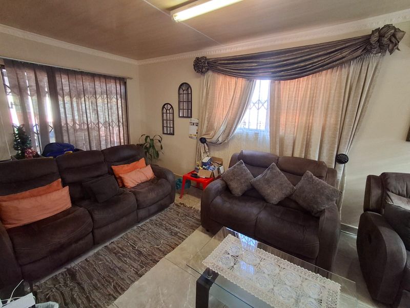 Beautiful, maintained family home for sale in well-established suburb - Photo 5