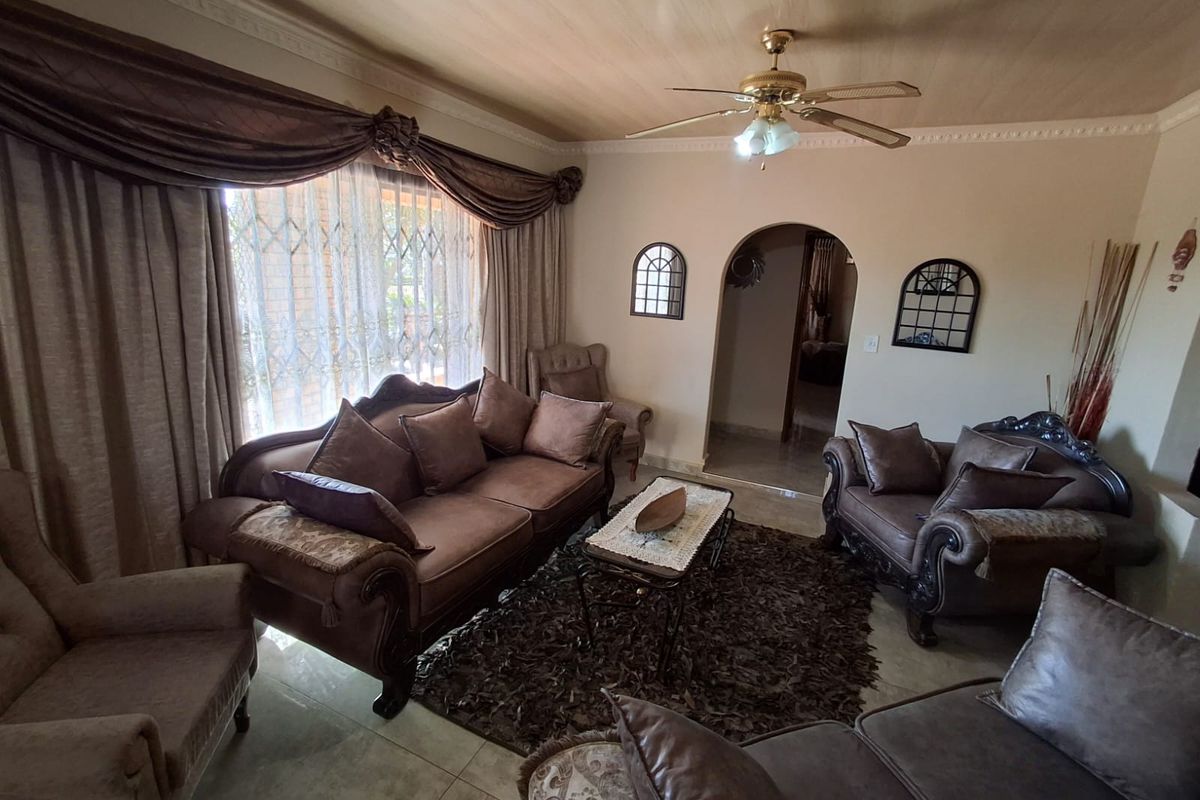 Beautiful, maintained family home for sale in well-established suburb - Photo 3