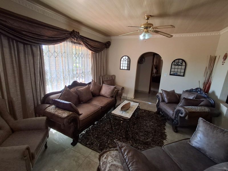 Beautiful, maintained family home for sale in well-established suburb - Photo 3