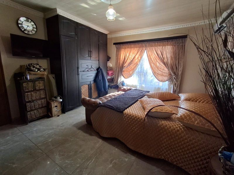 Beautiful, maintained family home for sale in well-established suburb - Photo 10