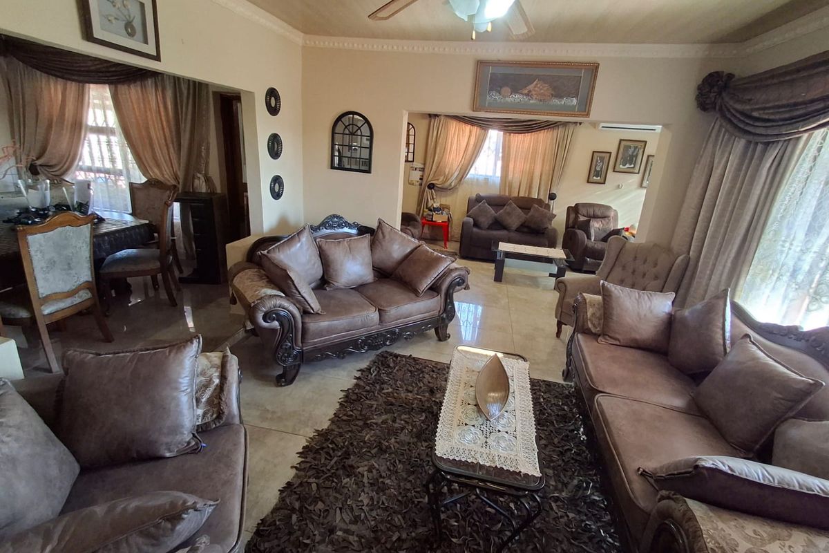 Beautiful, maintained family home for sale in well-established suburb - Photo 2
