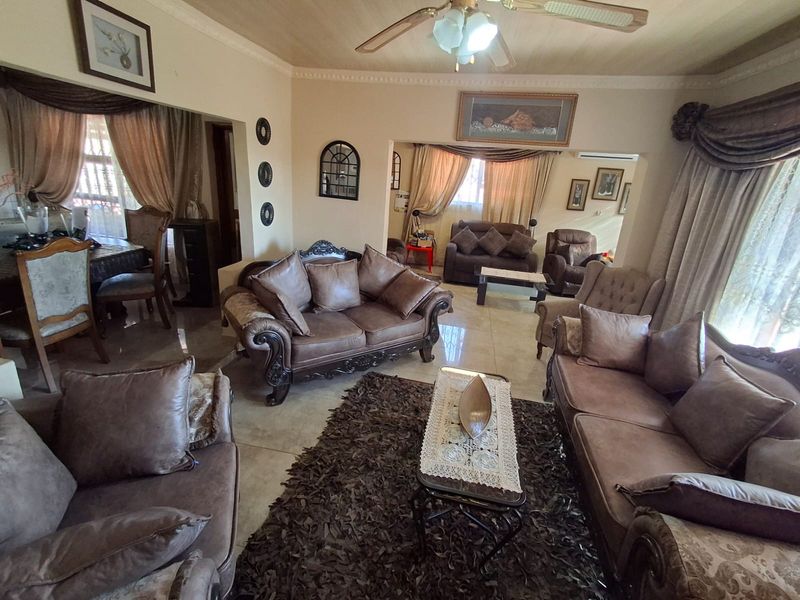 Beautiful, maintained family home for sale in well-established suburb - Photo 2