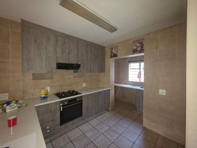 Beautifully Updated 3-Bedroom Home with 24-Hour Security - Photo 3
