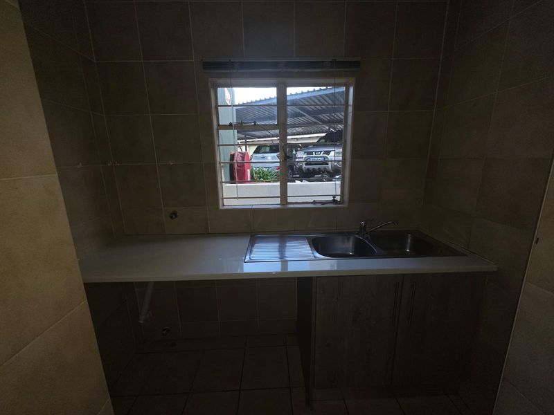 Beautifully Updated 3-Bedroom Home with 24-Hour Security - Photo 4