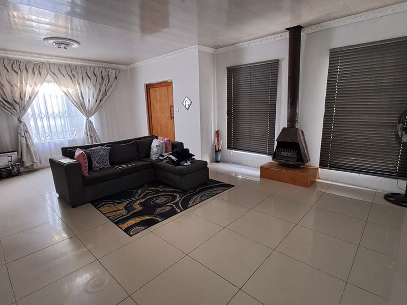 Compact family home - Photo 4