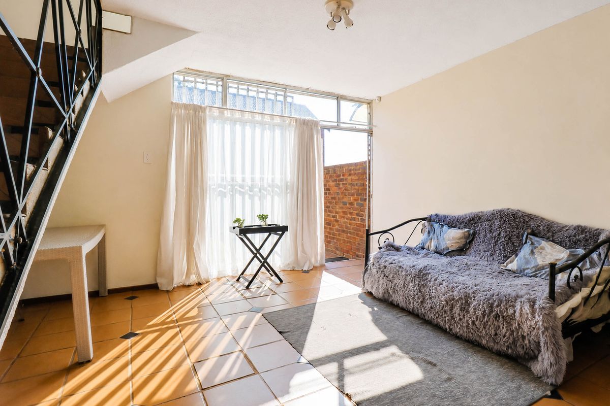 Bidding to start from R500 000!! Live Auction! Charming 1-Bedroom duplex townhouse in complex - Photo 3