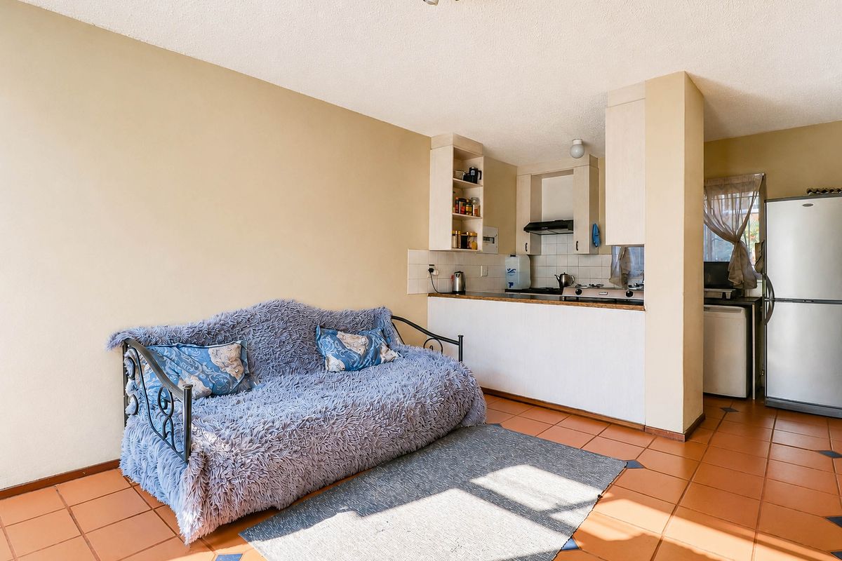 Bidding to start from R500 000!! Live Auction! Charming 1-Bedroom duplex townhouse in complex - Photo 5