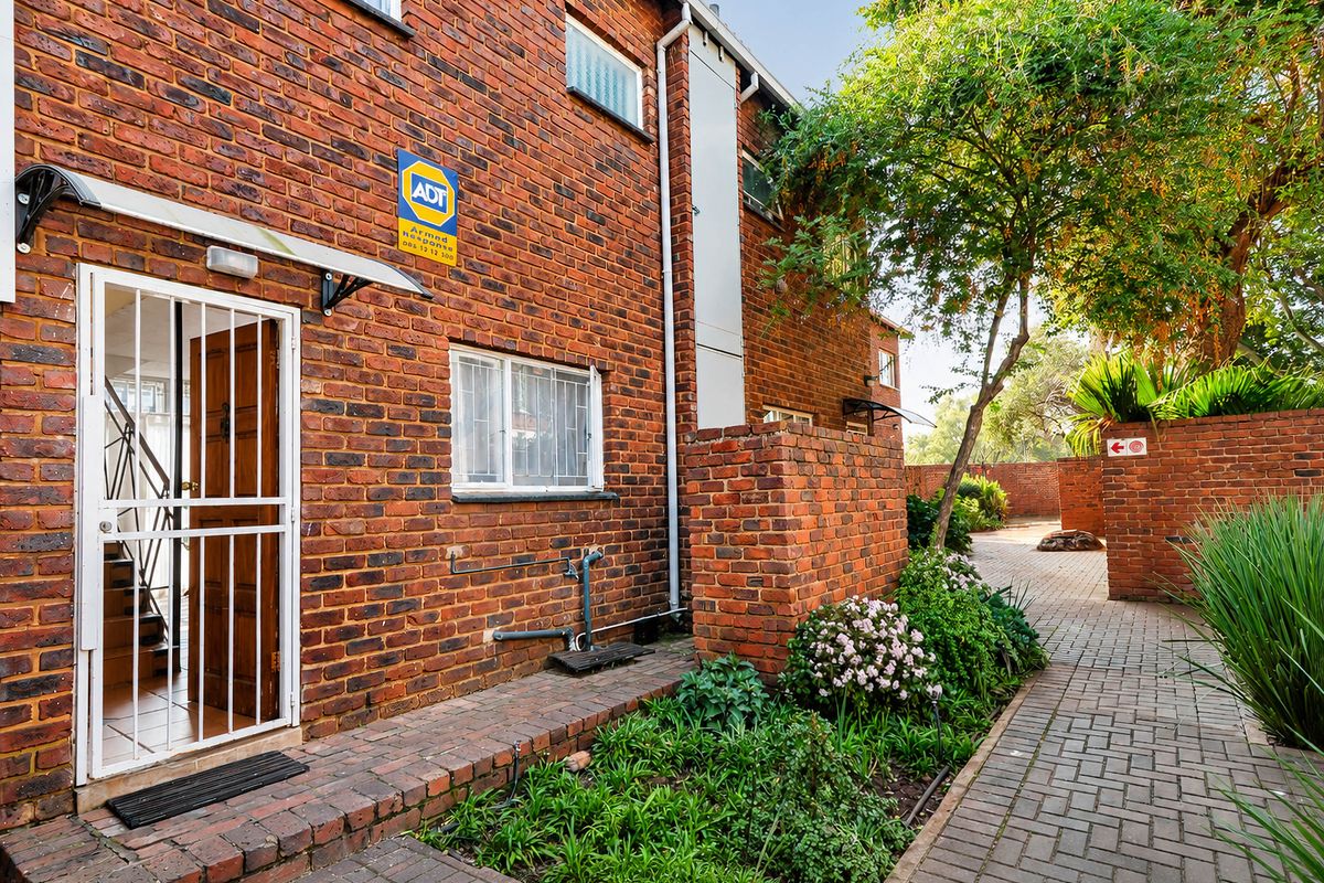 Bidding to start from R500 000!! Live Auction! Charming 1-Bedroom duplex townhouse in complex - Photo 2