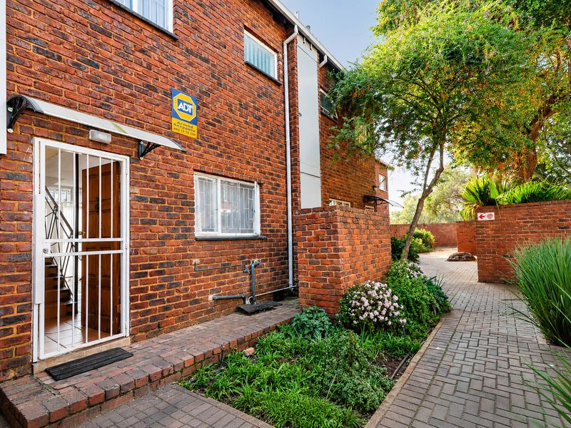 Bidding to start from R500 000!! Live Auction! Charming 1-Bedroom duplex townhouse in complex - Photo 2