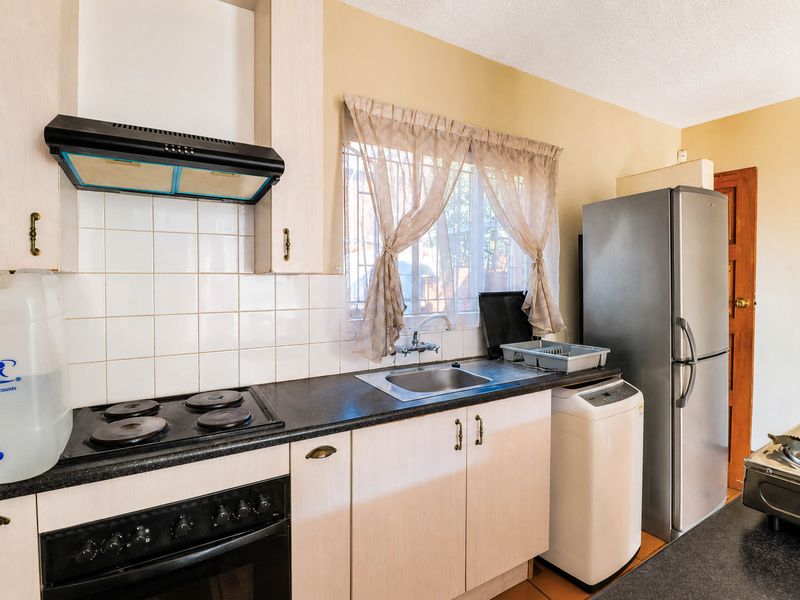 Bidding to start from R500 000!! Live Auction! Charming 1-Bedroom duplex townhouse in complex - Photo 10