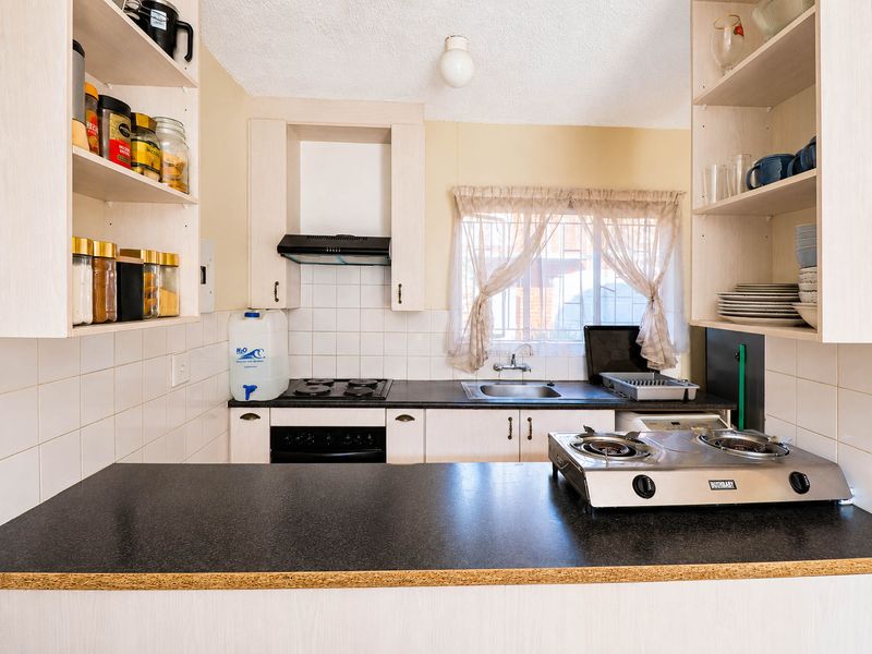 Bidding to start from R500 000!! Live Auction! Charming 1-Bedroom duplex townhouse in complex - Photo 9