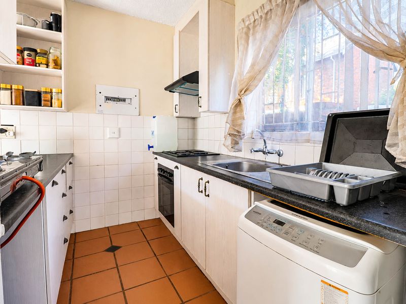 Bidding to start from R500 000!! Live Auction! Charming 1-Bedroom duplex townhouse in complex - Photo 8