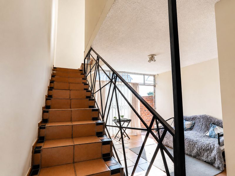 Bidding to start from R500 000!! Live Auction! Charming 1-Bedroom duplex townhouse in complex - Photo 7