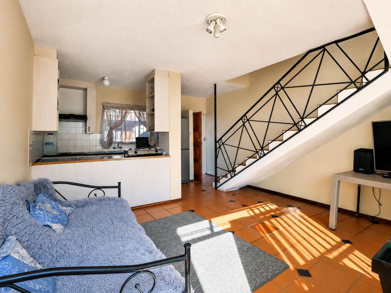 Bidding to start from R500 000!! Live Auction! Charming 1-Bedroom duplex townhouse in complex - Photo 4
