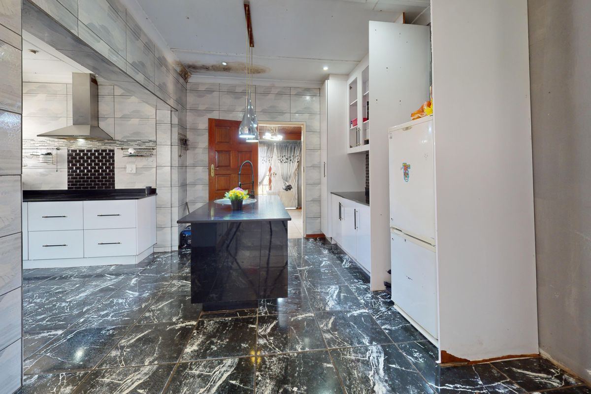 Live Luxury Non-Distressed Auction - Starting to bid from R950,000-00!! - Photo 5