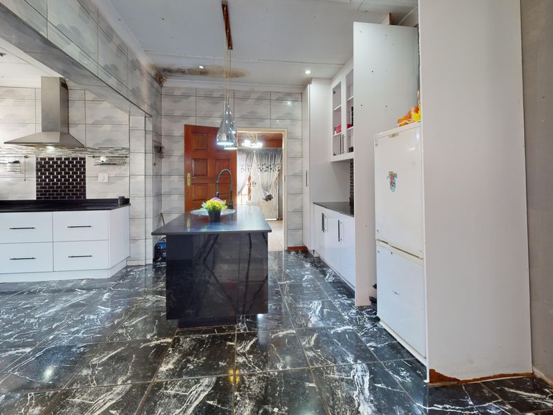 Live Luxury Non-Distressed Auction - Starting to bid from R950,000-00!! - Photo 5