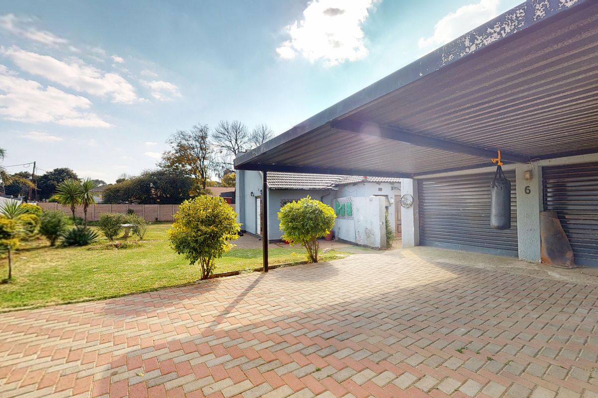 Live Luxury Non-Distressed Auction - Starting to bid from R950,000-00!! - Photo 2