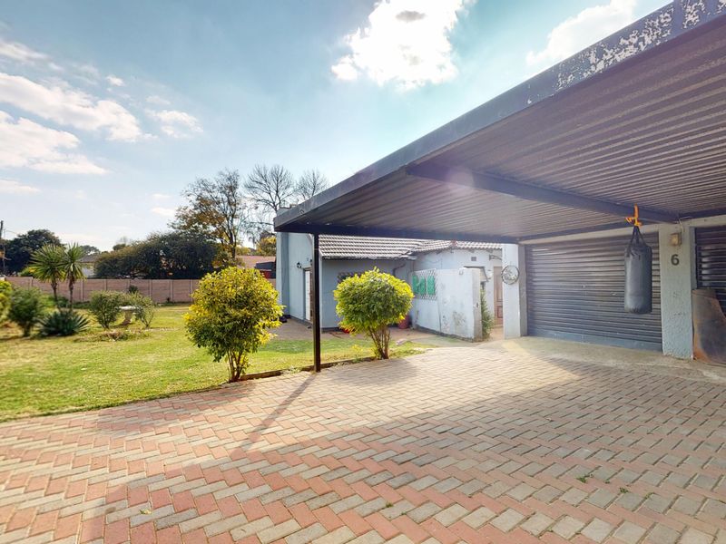 Live Luxury Non-Distressed Auction - Starting to bid from R950,000-00!! - Photo 2