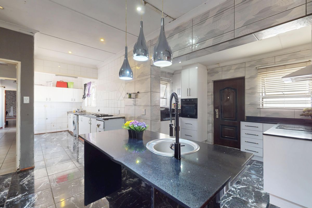 Live Luxury Non-Distressed Auction - Starting to bid from R950,000-00!! - Photo 4