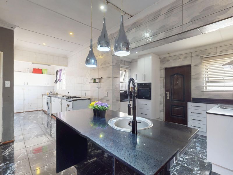 Live Luxury Non-Distressed Auction - Starting to bid from R950,000-00!! - Photo 4