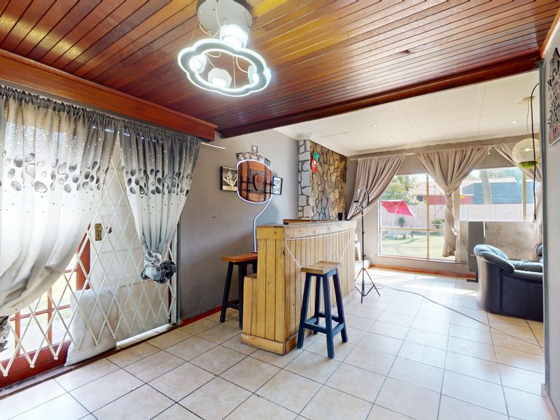 Live Luxury Non-Distressed Auction - Starting to bid from R950,000-00!! - Photo 10