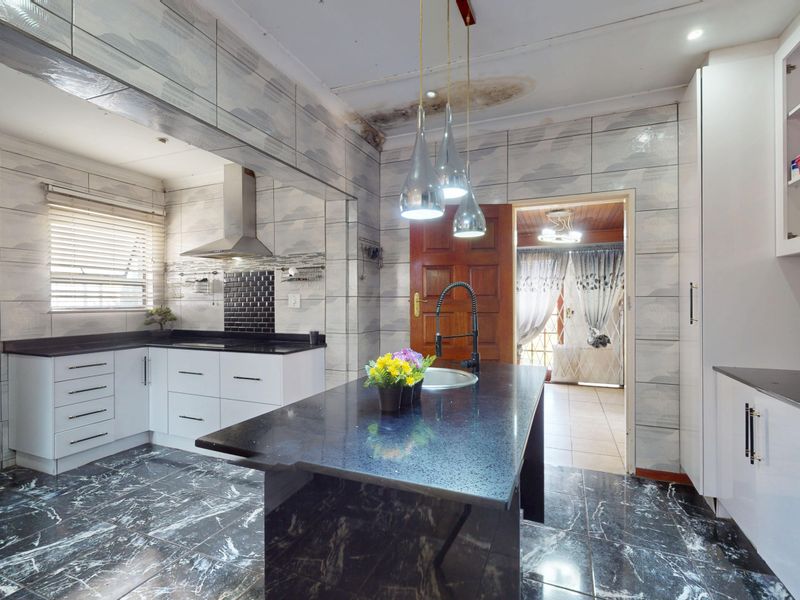 Live Luxury Non-Distressed Auction - Starting to bid from R950,000-00!! - Photo 9