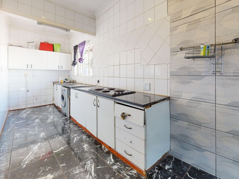 Live Luxury Non-Distressed Auction - Starting to bid from R950,000-00!! - Photo 8