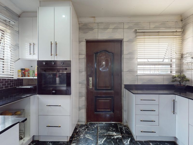 Live Luxury Non-Distressed Auction - Starting to bid from R950,000-00!! - Photo 7