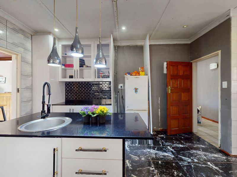 Live Luxury Non-Distressed Auction - Starting to bid from R950,000-00!! - Photo 6