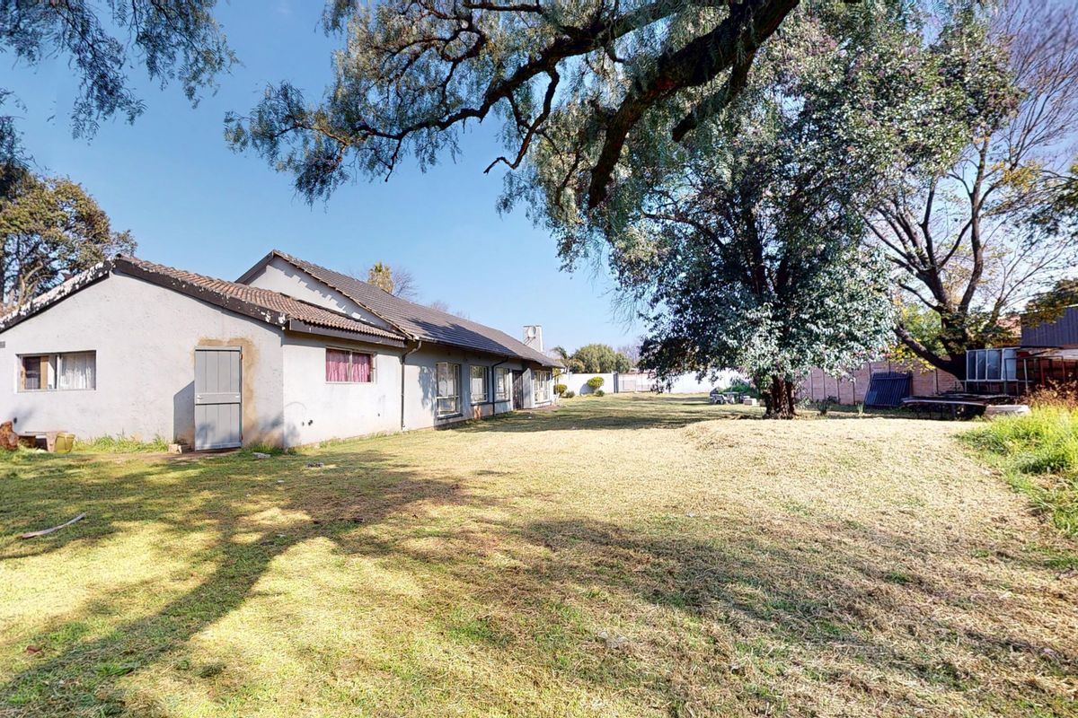 Live Luxury Non-Distressed Auction - Starting to bid from R950,000-00!! - Photo 3