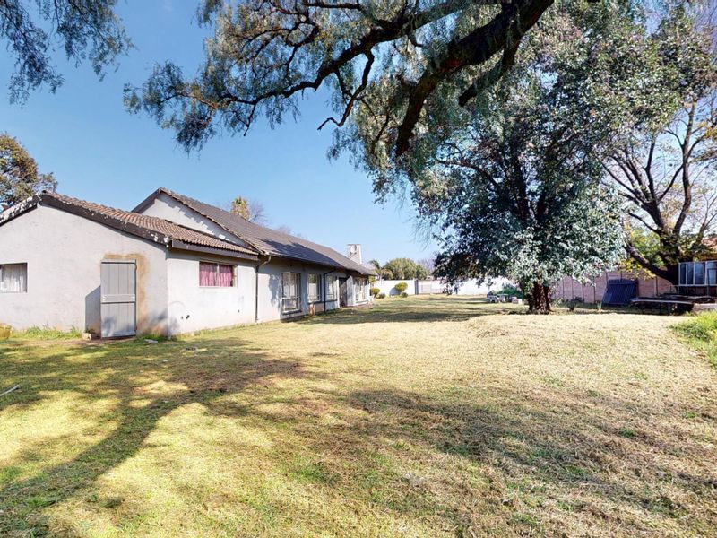 Live Luxury Non-Distressed Auction - Starting to bid from R950,000-00!! - Photo 3