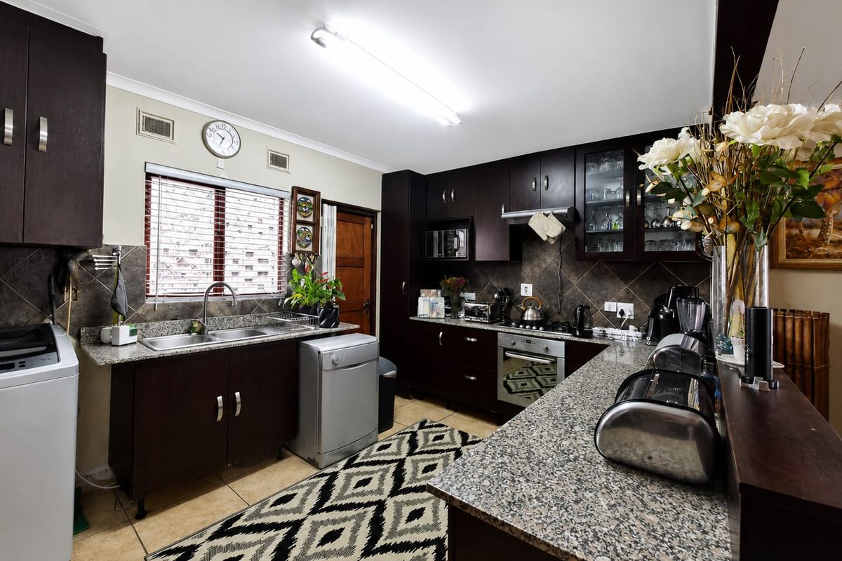 Spacious Family Home with Flatlet - Photo 3