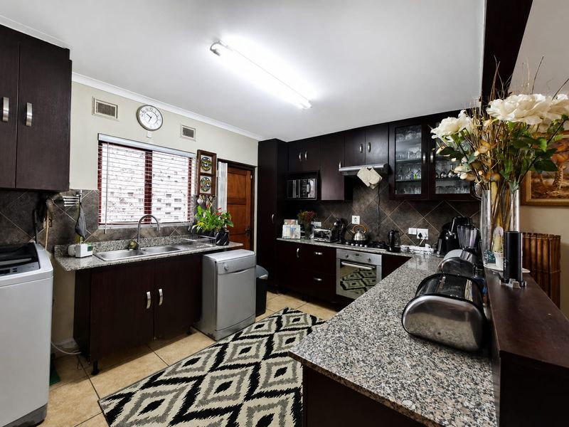 Spacious Family Home with Flatlet - Photo 3