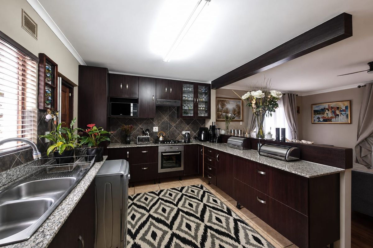 Spacious Family Home with Flatlet - Photo 4