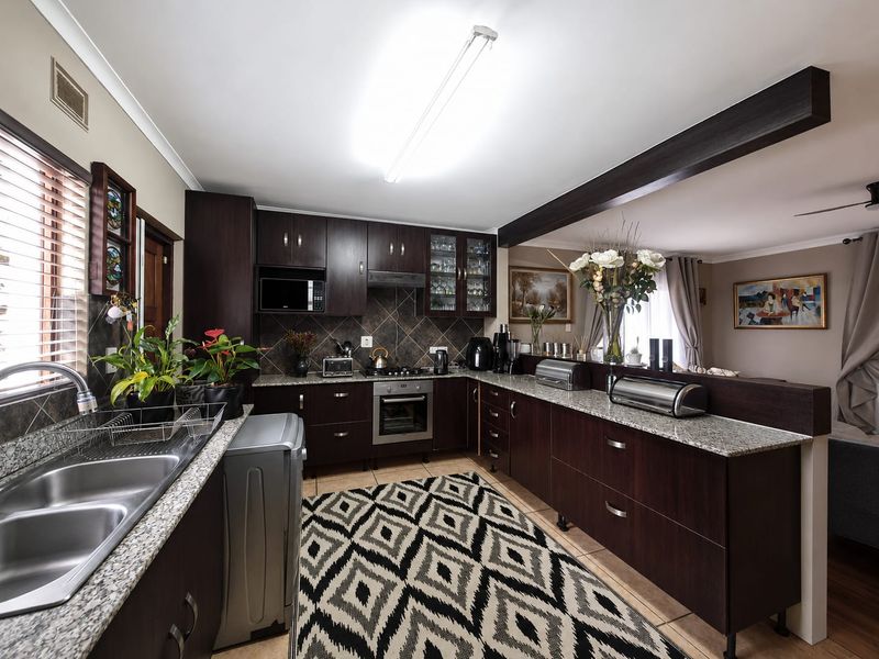 Spacious Family Home with Flatlet - Photo 4