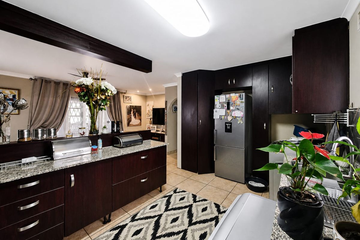 Spacious Family Home with Flatlet - Photo 2