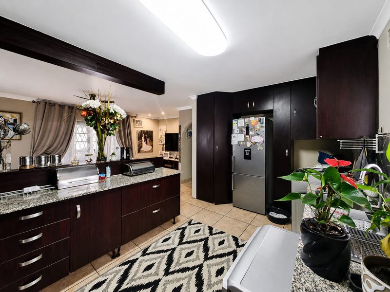 Spacious Family Home with Flatlet - Photo 2