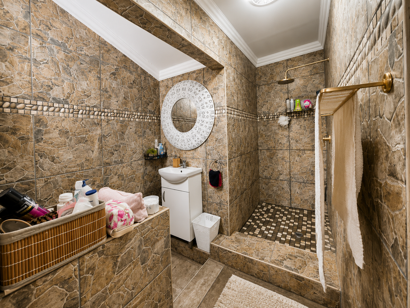 Spacious Family Home with Flatlet - Photo 9