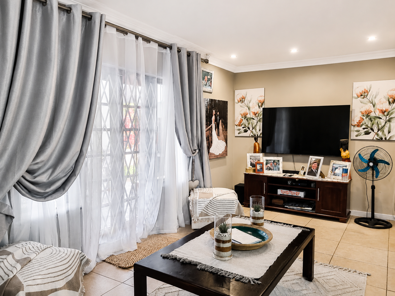 Spacious Family Home with Flatlet - Photo 6
