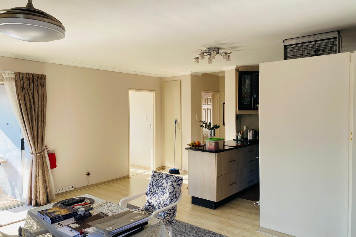 Spacious 3 Bedroom Apartment - Photo 2